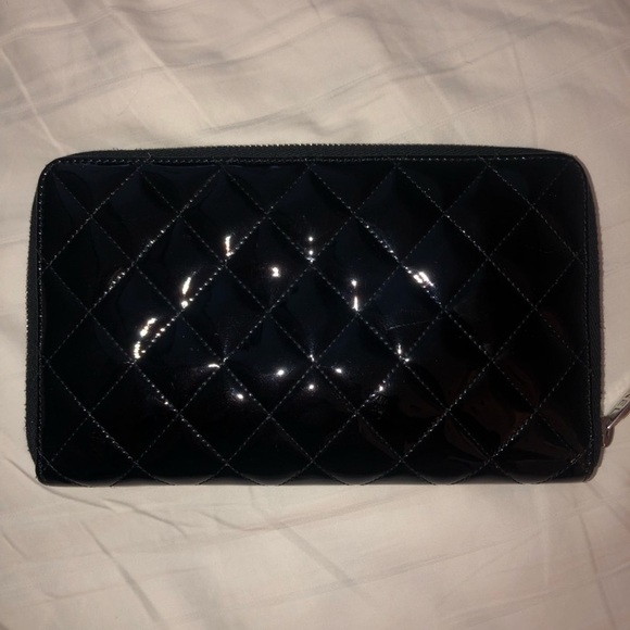 CHANEL Black, quilted patent leather wallet. - Picture 6 of 11